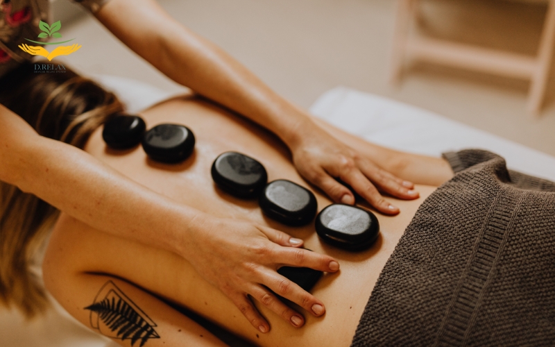 Massage đá nóng với hơi ấm